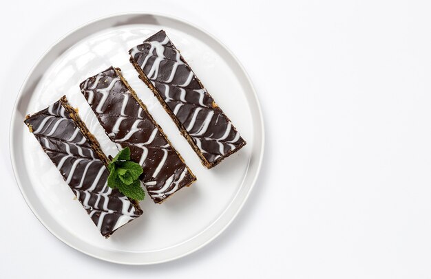 Millefoglie au chocolat traditionnel ou mille-feuille français sur fond blanc avec espace de copie