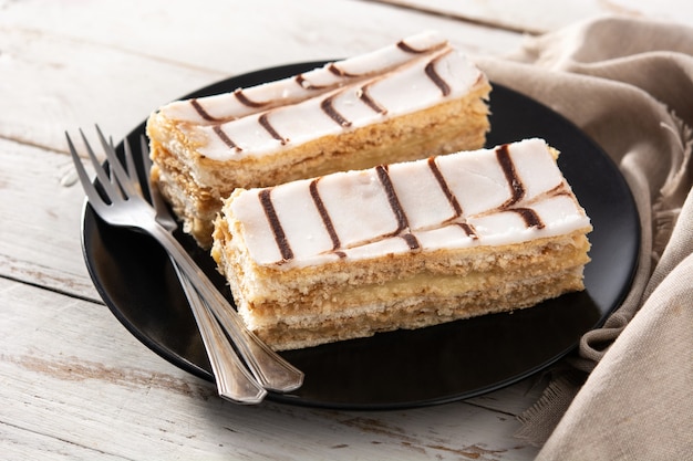 Millefoglie ou mille-feuille français sur table en bois blanc