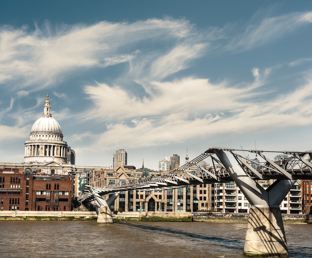 Millenium bridge et St. Paul à Londres