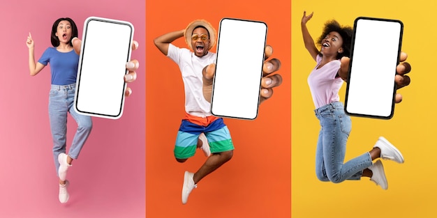 Millennials positifs sautant avec des téléphones portables avec des écrans vides