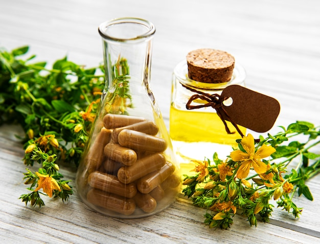 Millepertuis, Pilules Médicales à Base De Plantes En Tube à Essai, Bouteilles Avec De L'huile Naturelle