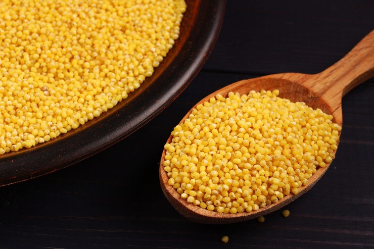 Millet dans une cuillère et une assiette