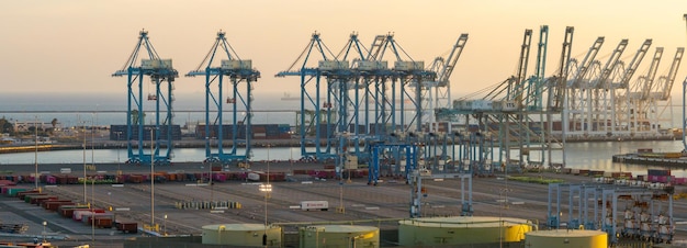 Photo des milliers de conteneurs dans le port de long beach près de los angeles, en californie.