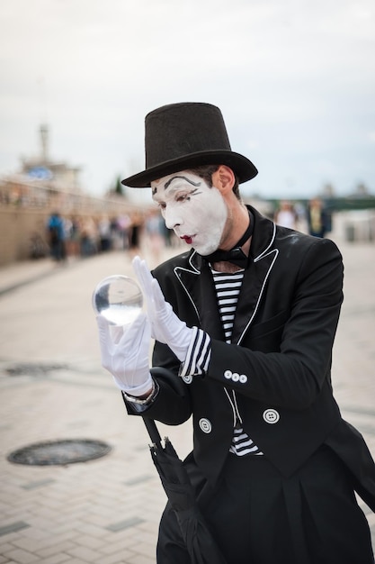 Mime dans la rue attendant de rencontrer son amant