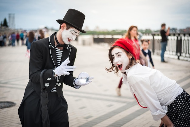 Mime dans la rue attendant de rencontrer son amant