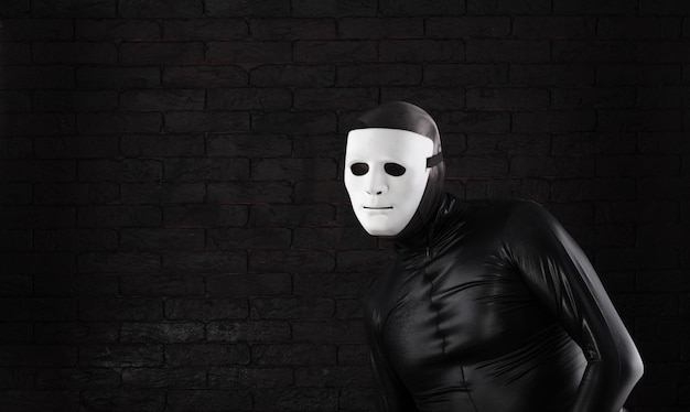 mime drôle dans un masque blanc sur fond noir