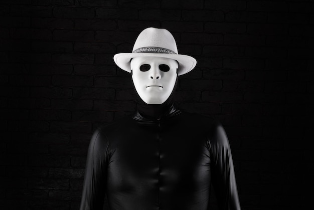 mime drôle dans un masque blanc sur fond noir