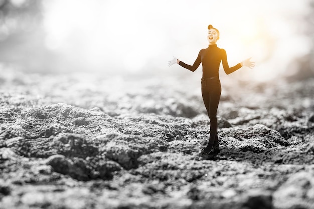 Mime féminin au visage blanc. Technique mixte