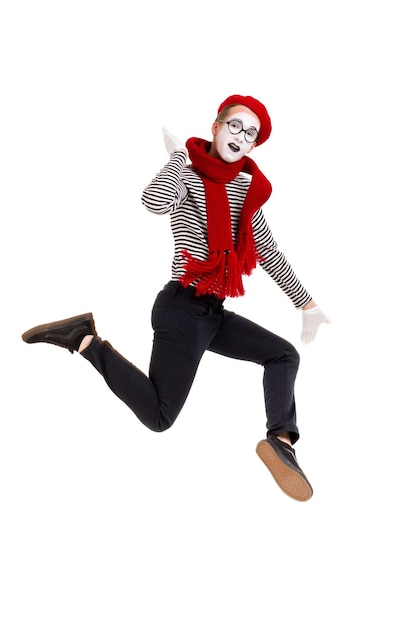 Mime femme artiste regardant la caméra