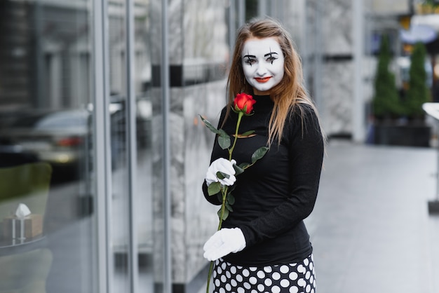 Mime femme avec rose rouge