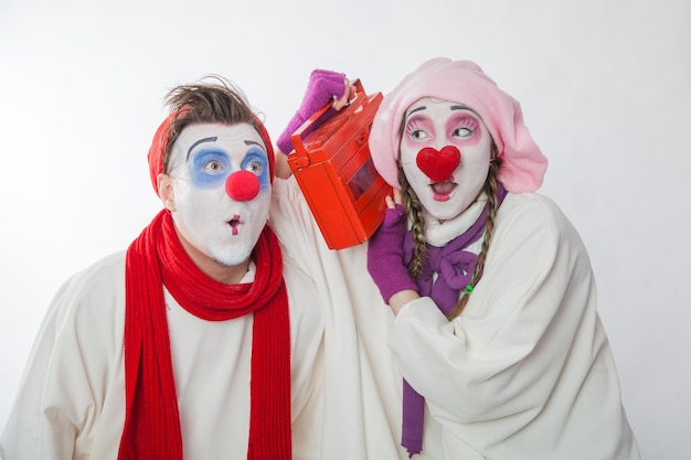 Un mime et une mime écoutent une radio rétro