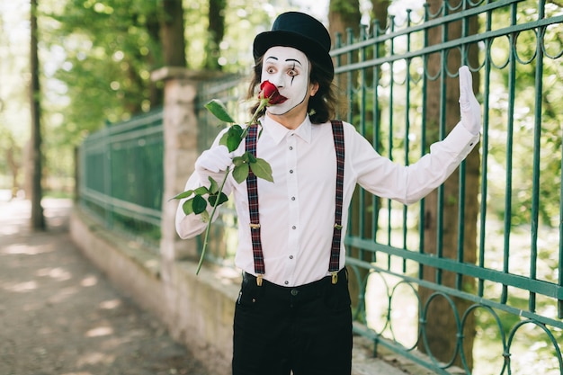 Mime sent une rose