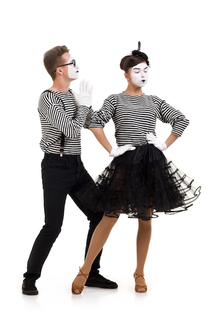 Mimes souriants en chemises rayées