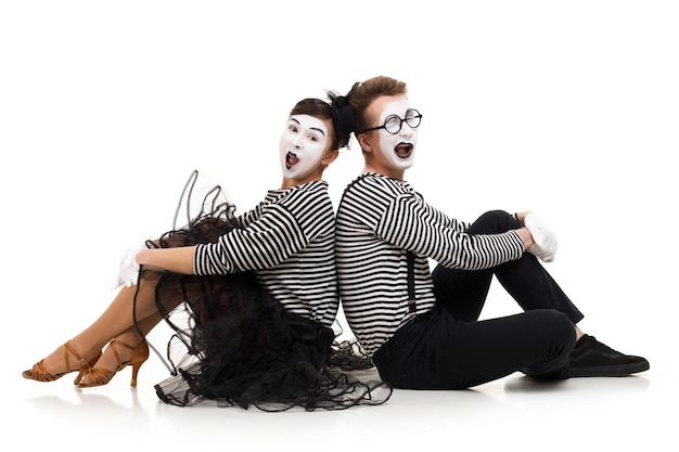 Mimes souriants en chemises rayées