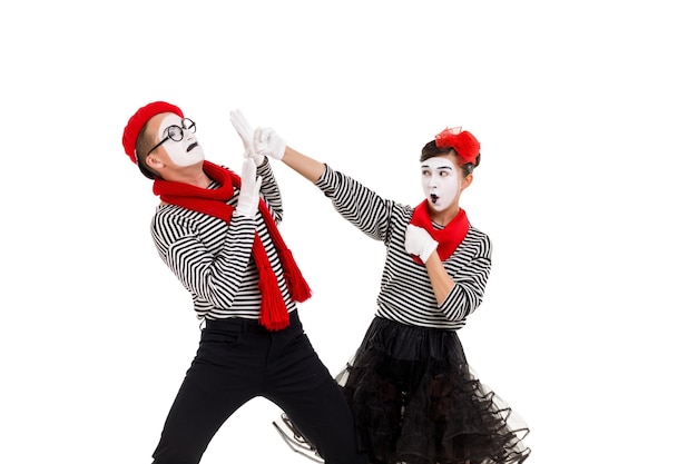 Mimes souriants en chemises rayées