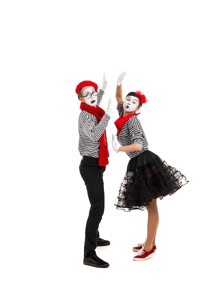 Mimes souriants en chemises rayées