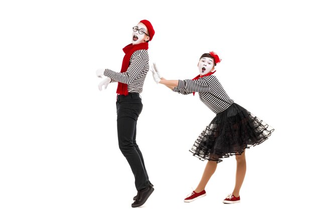 Mimes souriants en chemises rayées