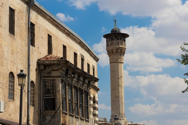 Minaret de la mosquée historique avec ciel bleu. Vue sur la mosquée.