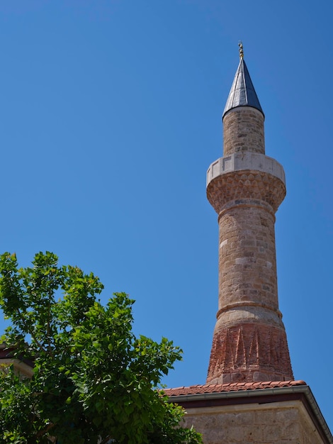 Un minaret de mosquée historique et un ciel bleu