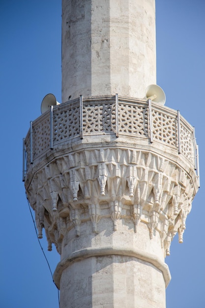 Minaret de la mosquée de style turc ottoman comme architecture religieuse du temple musulman