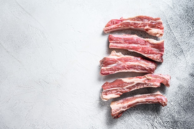 Émincé de côtes de veau cru. Fond blanc. Vue de dessus. Espace de copie.