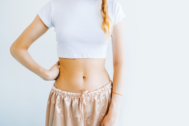 Mince Jeune Femme Avec Un Corps Parfait Debout Sur Fond Blanc.