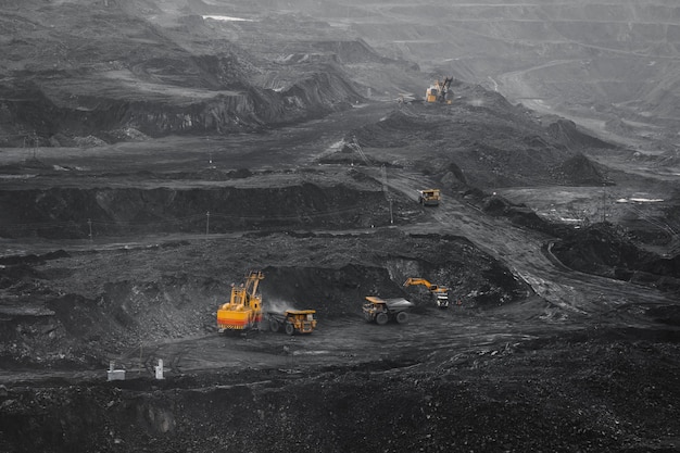 Mine à ciel ouvert, chargement de charbon dans les camions, transport et logistique