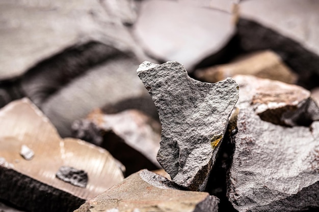Photo minerai d'acier produit à partir de minerai de fer fond noir isolé