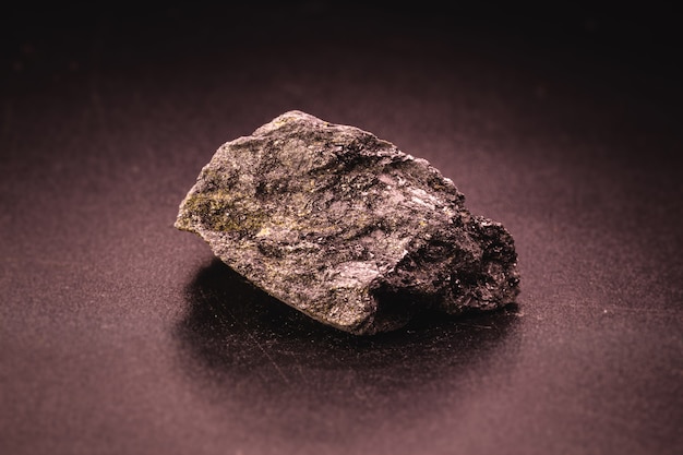 Minerai de graphite brésilien, l'un des allotropes du carbone, un conducteur électrique, utilisé dans l'industrie métallurgique