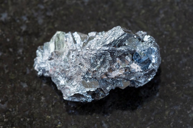 Minerai d'hématite rugueux sur fond sombre