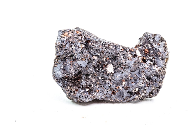 Le minerai de pyrolusite est un minéral essentiellement composé de dioxyde de manganèse.