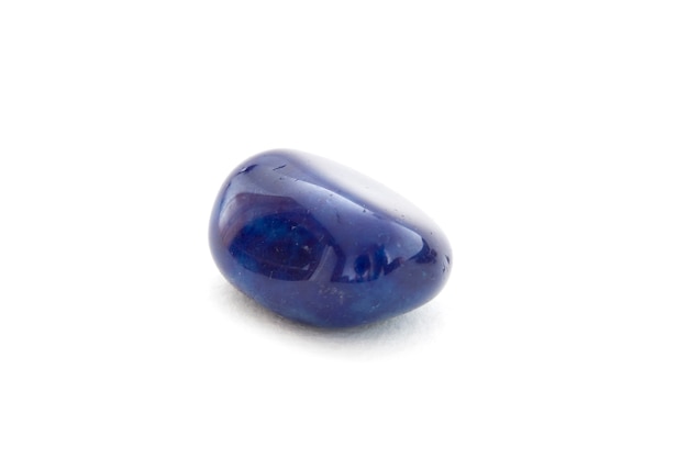 Minéral d'agate bleue sur fond blanc