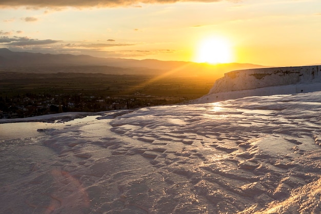 Un minéral carbonaté laissé par l'écoulement de l'eau de source thermale pendant le coucher du soleil Pamukkale Turquie