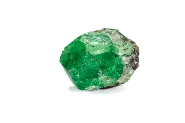 Minéral grenat pierre macro Uvarovite dans la roche sur fond blanc