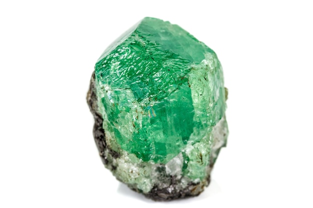 Minéral grenat pierre macro Uvarovite dans la roche sur fond blanc