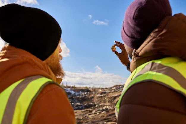 Miners inspectant les minéraux Vue arrière