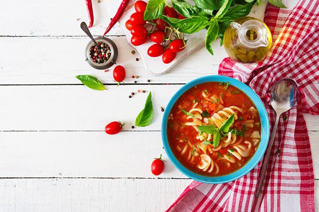 Minestrone, soupe de légumes italienne aux pâtes. Soupe aux tomates. Nourriture végétalienne. Vue de dessus. Mise à plat.