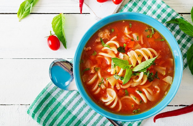 Minestrone, soupe de légumes italienne aux pâtes. Soupe aux tomates. Nourriture végétalienne. Vue de dessus. Mise à plat.