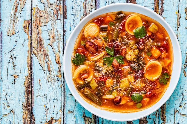 Minestrone, soupe de légumes italienne avec pâtes et haricots. Vue de dessus