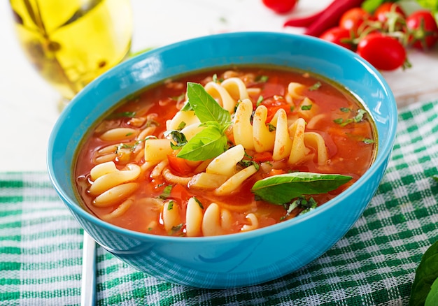 Minestrone, soupe de légumes italiens avec des pâtes