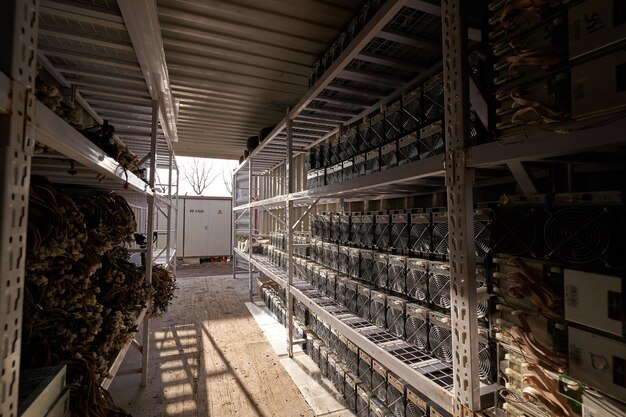 Mineurs Bitcoin ASIC dans l'entrepôt Équipement minier ASIC sur des supports pour l'extraction de crypto-monnaie dans un conteneur en acier Technologie Blockchain stockage d'unités de circuits intégrés spécifiques à l'application
