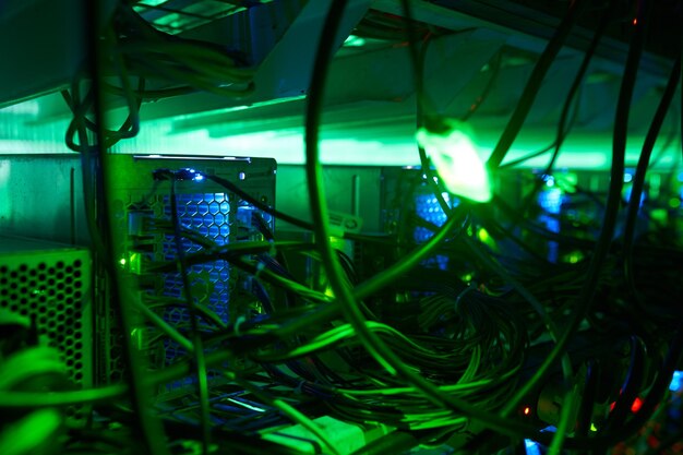 Les mineurs de bitcoins dans de grandes fermes équipement d'extraction ASIC sur des supports de support mine de la crypto-monnaie dans un conteneur en acier application de technologie blockchain circuit intégré spécifique centre de données lumières de salle de serveur