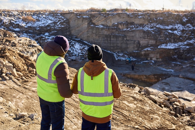 Mineurs sur le site d'excavation