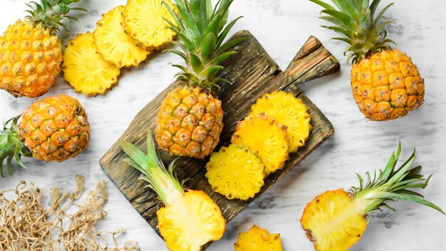 Mini ananas sur table en bois Vue de dessus Espace libre pour le texte