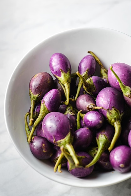 mini aubergine sur fond clair