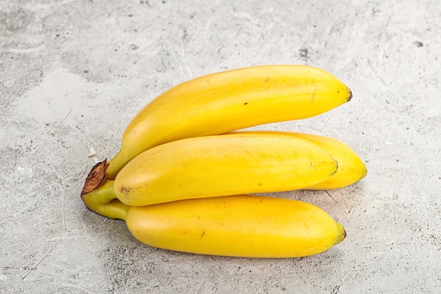 Photo une mini-banane mûre et douce et savoureuse