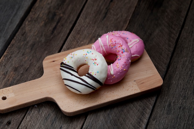 Mini beignes glacées sur fond en bois