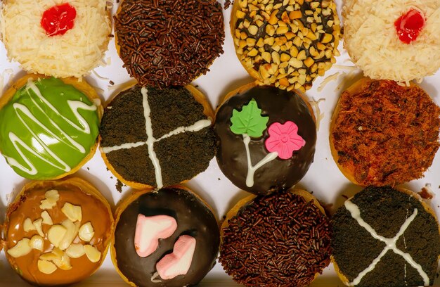 Photo mini beignets faits maison colorés, délicieux et savoureux