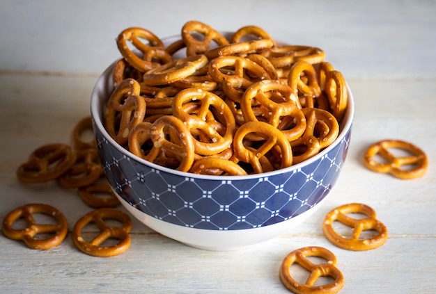 Mini bretzels au sel sur fond de bois. Mise au point sélective.