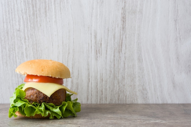 Mini burger au fromage avec légumes sur table en bois